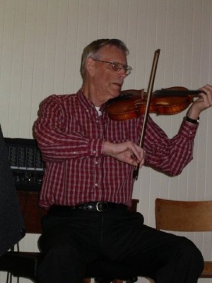 Malcolm Dewar playing his fiddle
